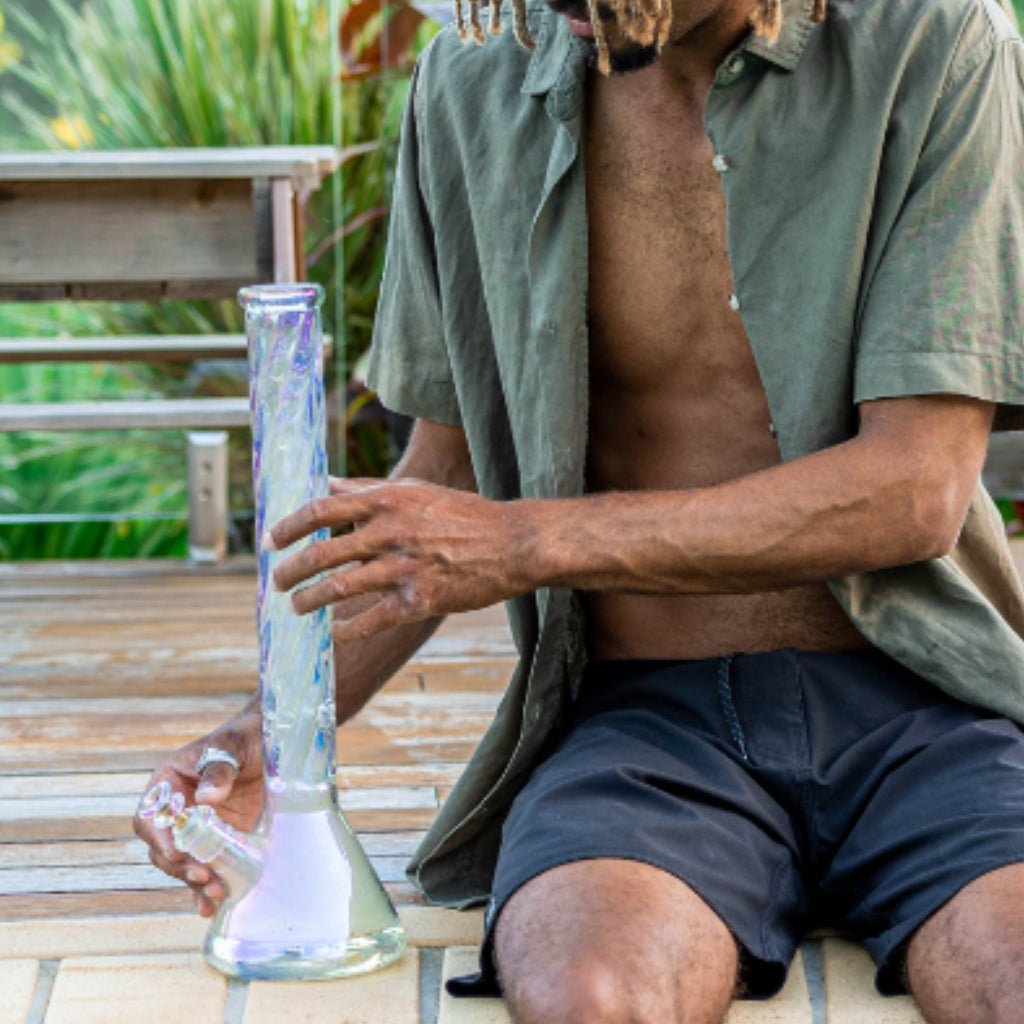 8 Downfalls Of Smoking Cannabis With A Pipe – Glass Bongs Australia