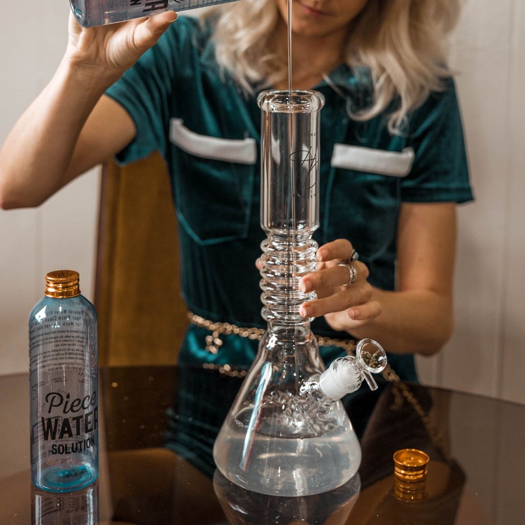 How To Clean A Bong: Step-By-Step Guide for a Sparkling Water Pipe