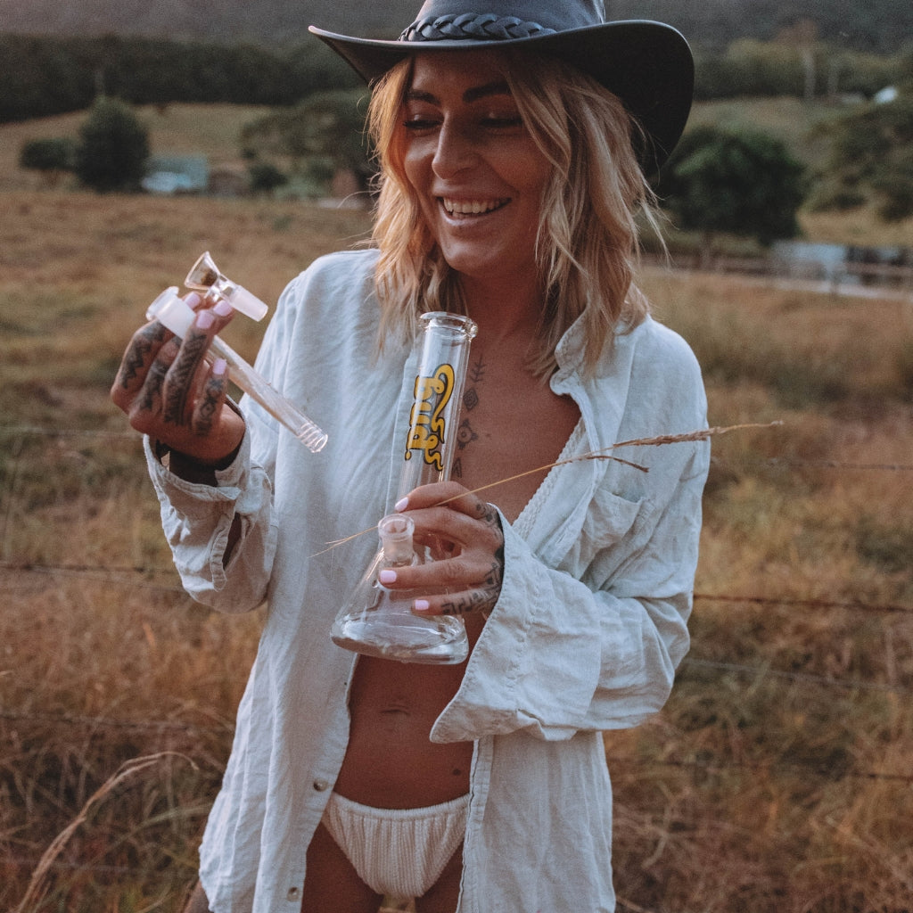 Woman holding a Bud Beaker Bong 25cm and its parts